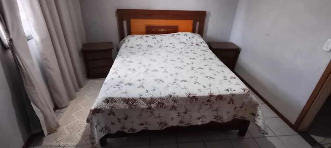 Cama + duas mesas de cabeceira - Sem colchão