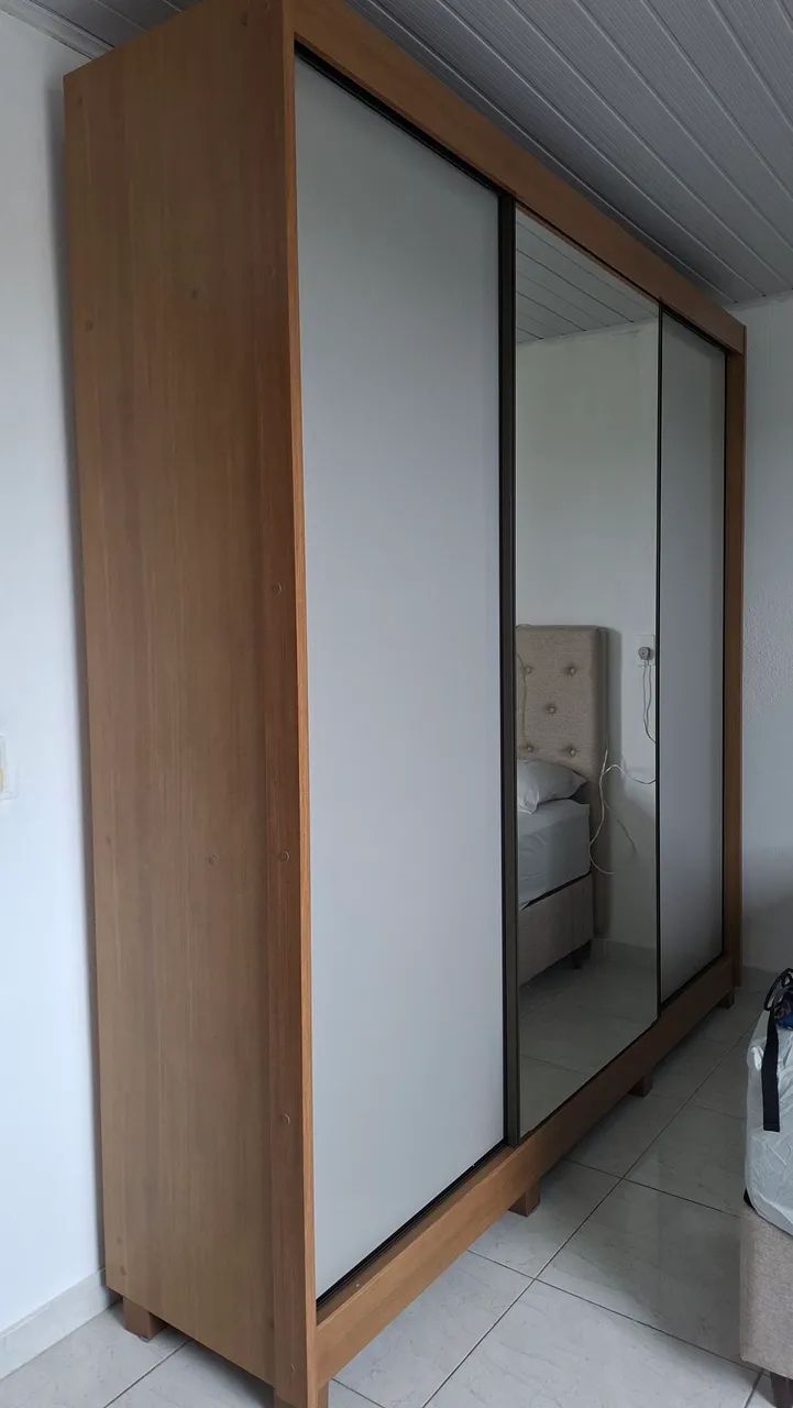 Guarda roupa com espelho