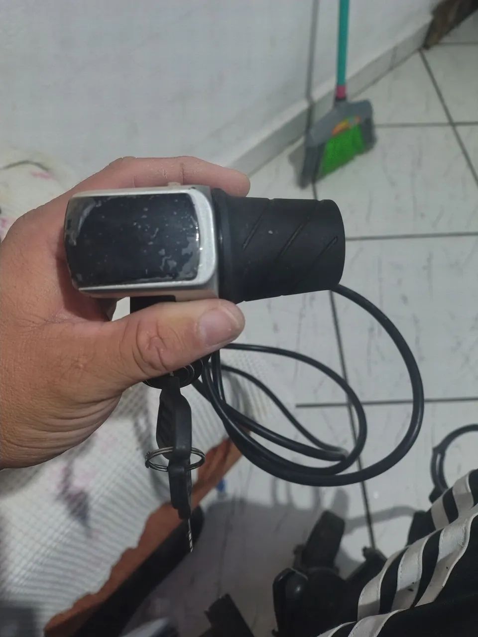 Vendo acelerador de bicicleta eletrônica 48v com chave  - Foto 3