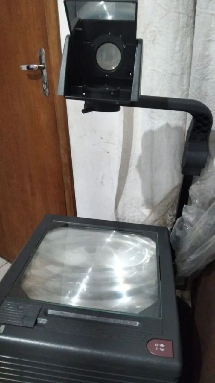 Vendo um Retroprojetor  por 700