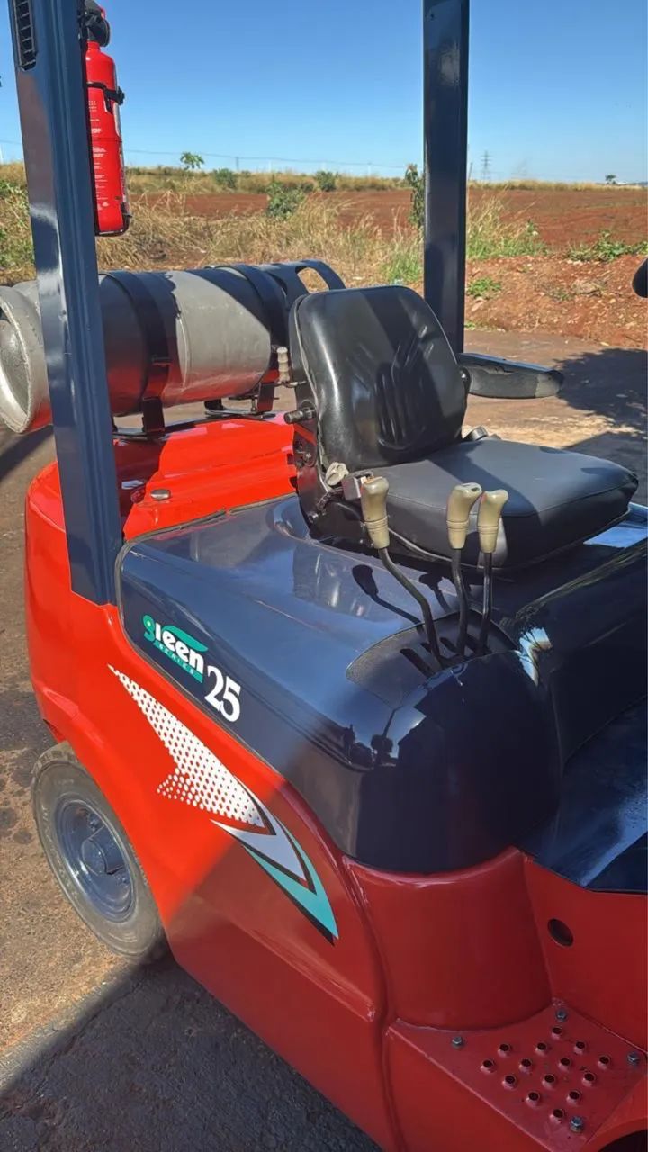 VENDO ou TROCO Empilhadeira HELI 2.5T a Gás, 4700 mm Triplex em Carro ou Moto. - Foto 5