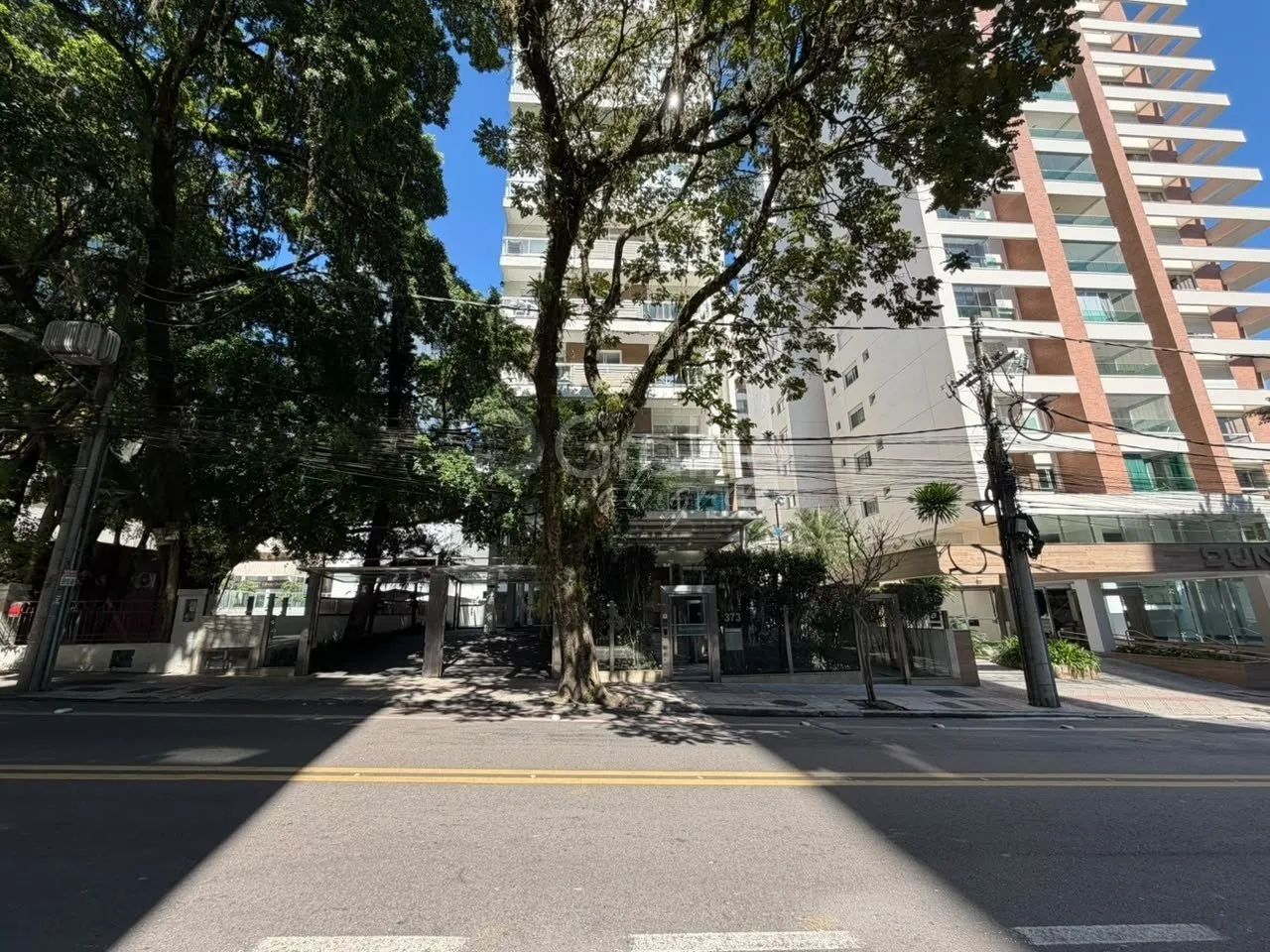 4 quartos, sendo 2 suites e 2 demi