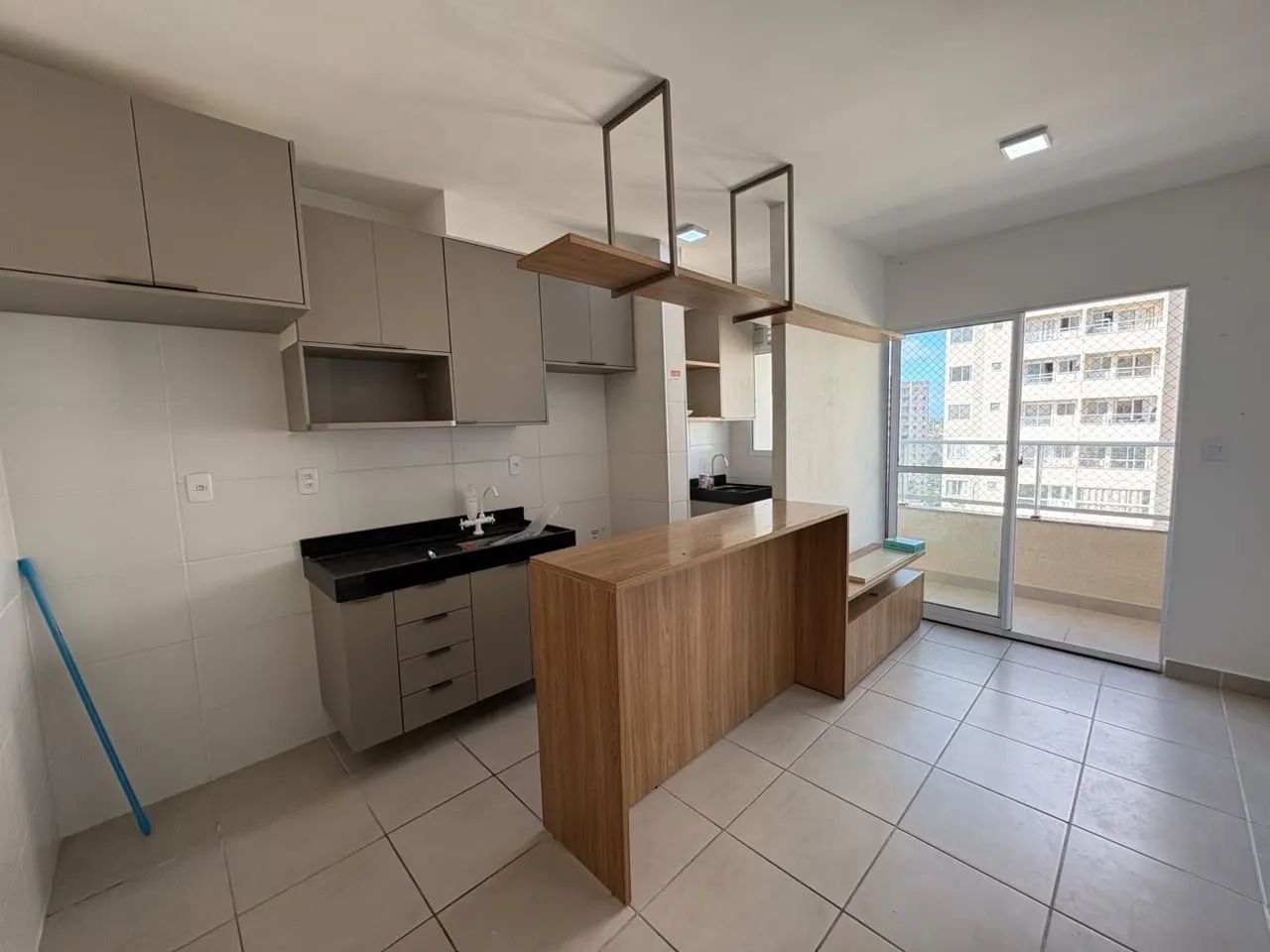 Apartamento com móveis fixos no antares 