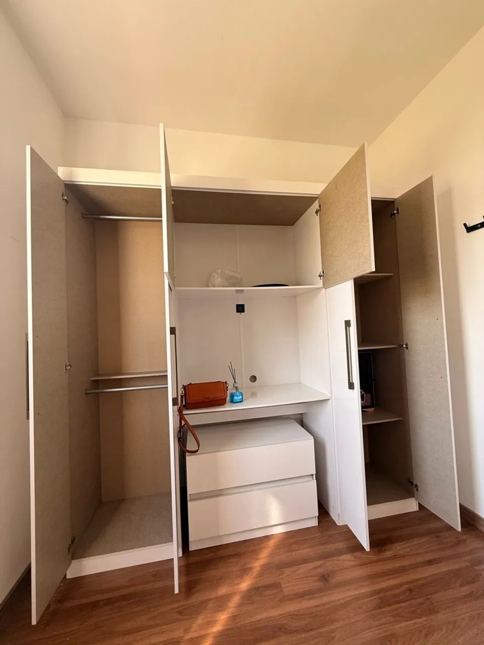 Guarda roupa casal com espaço pra tv  - Foto 2