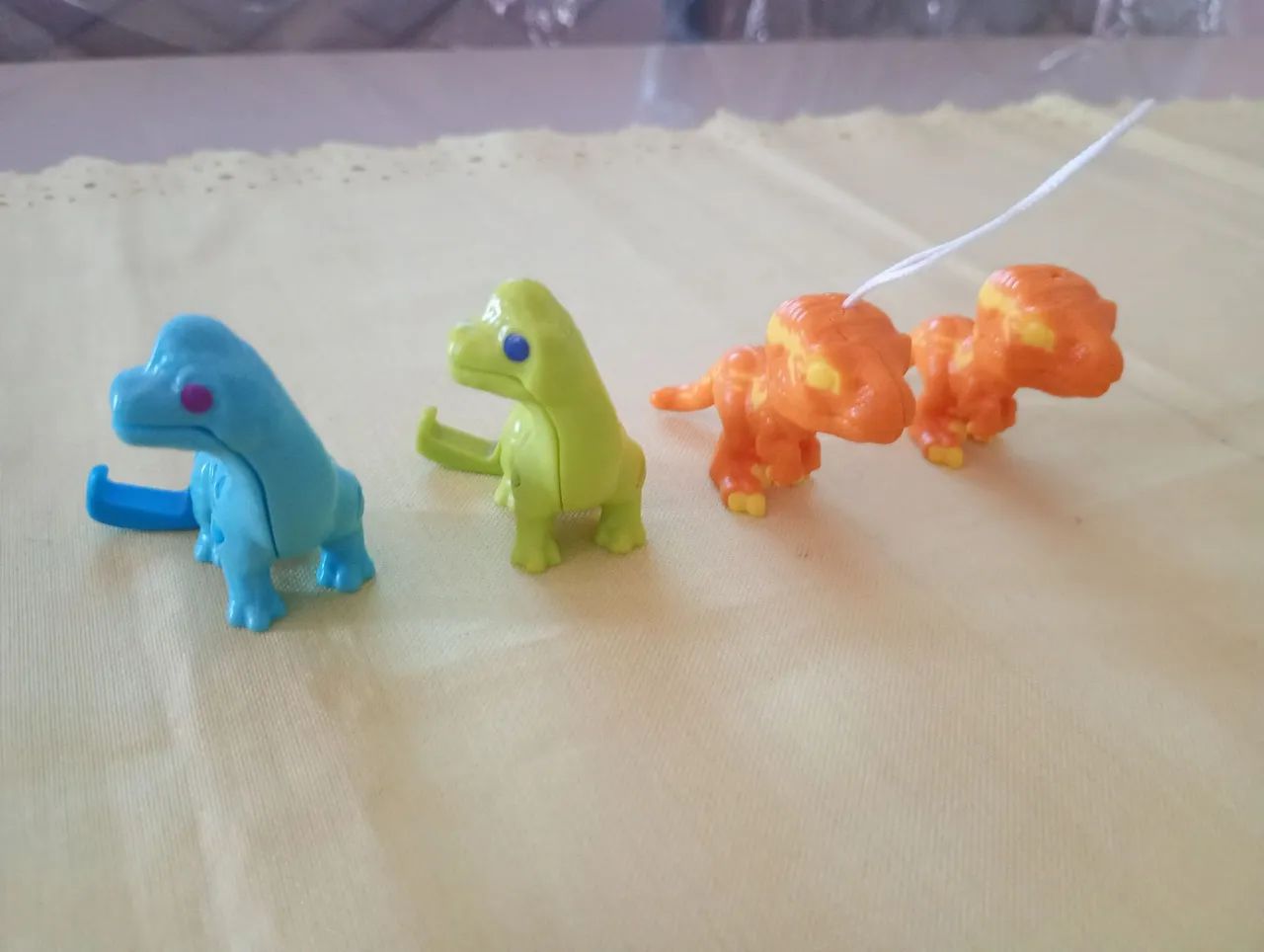 Dinossauros Kinder Joy Jurassic world 