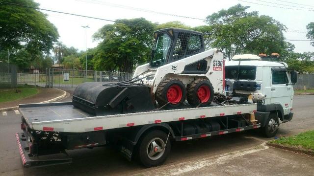 Locação de Vassouras Bobcat Minicarregadeira - Foto 4