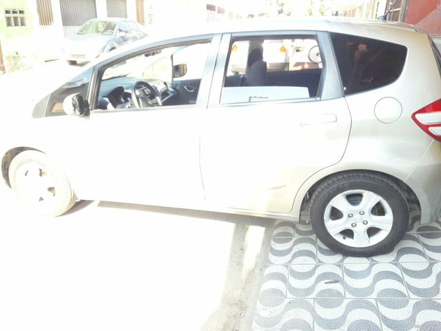 Vendo carro( financiado) honda fit 2011