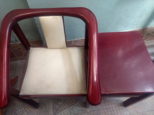 Cadeira com mesinha de telefone