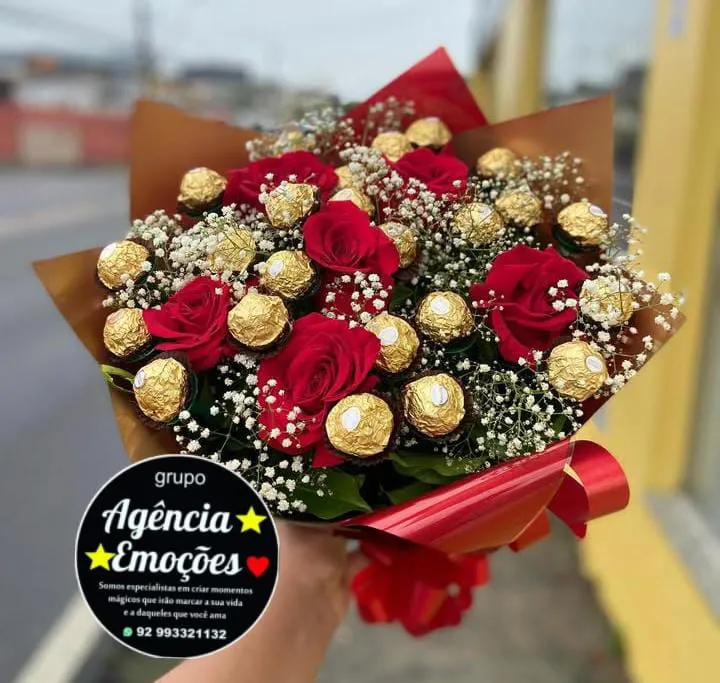 Buquê de rosas e Chocolates Presente perfeito........ floricultura