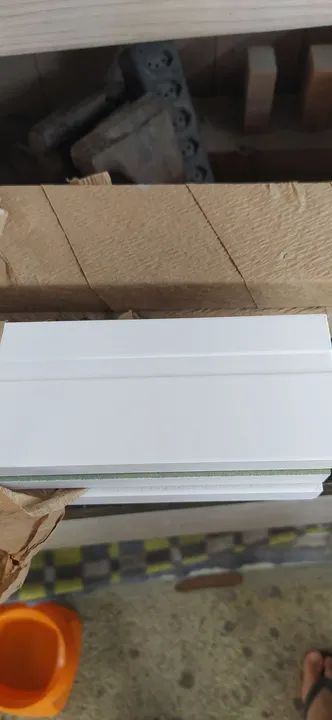 20m rodapés branco frisado de 7cm.