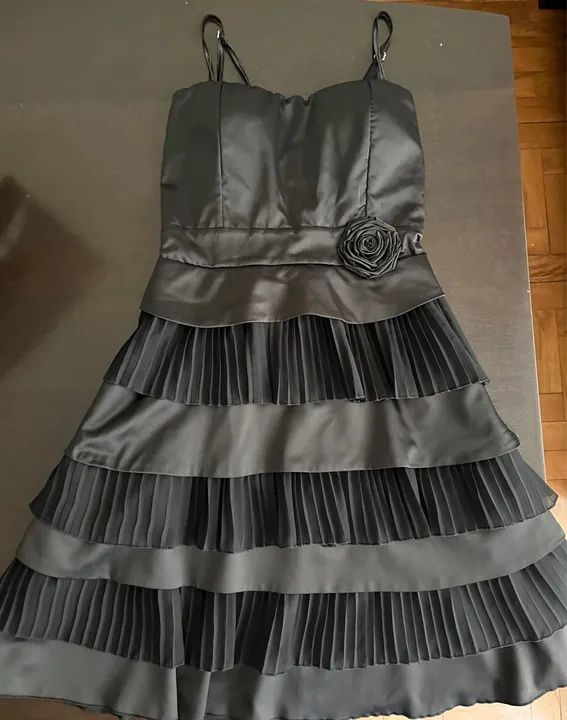Vestido preto com flor Tamanho P marca lemon cola - Foto 2