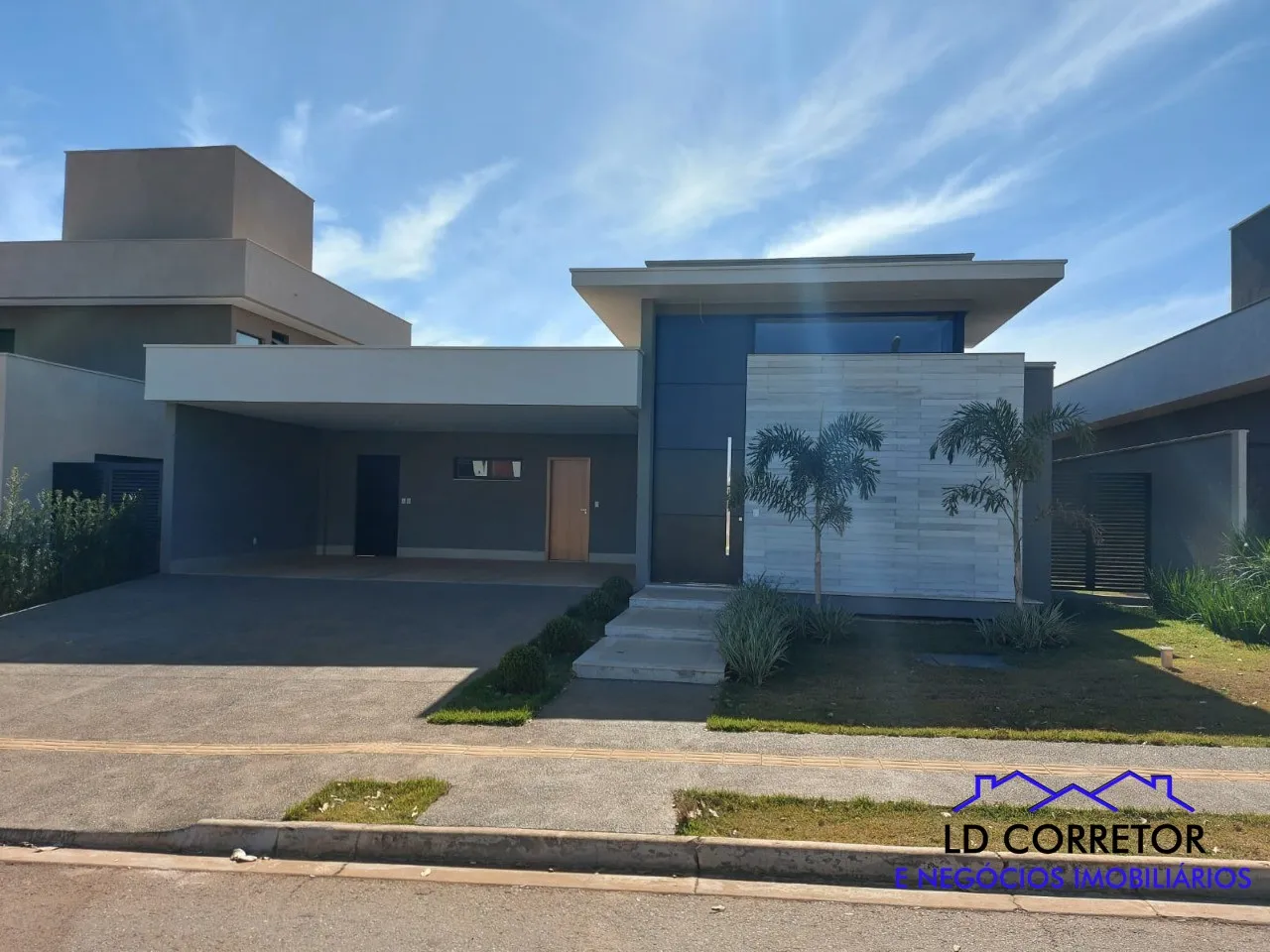 Imóvel de luxo no Residencial Goiânia Golf Clube: Casa térrea com piscina e churrasqueira,