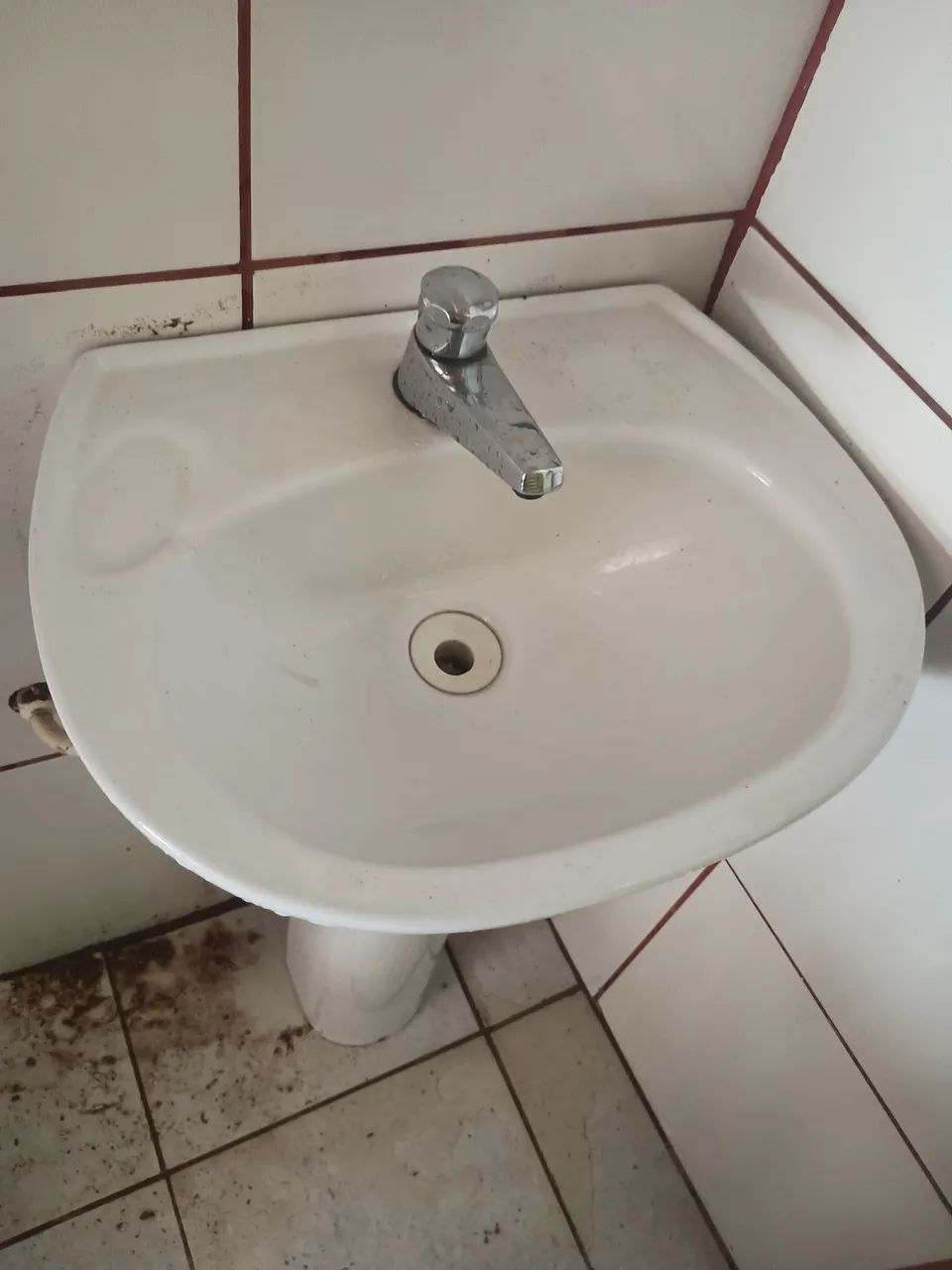 Pia e vaso sanitário brancos  - Foto 2