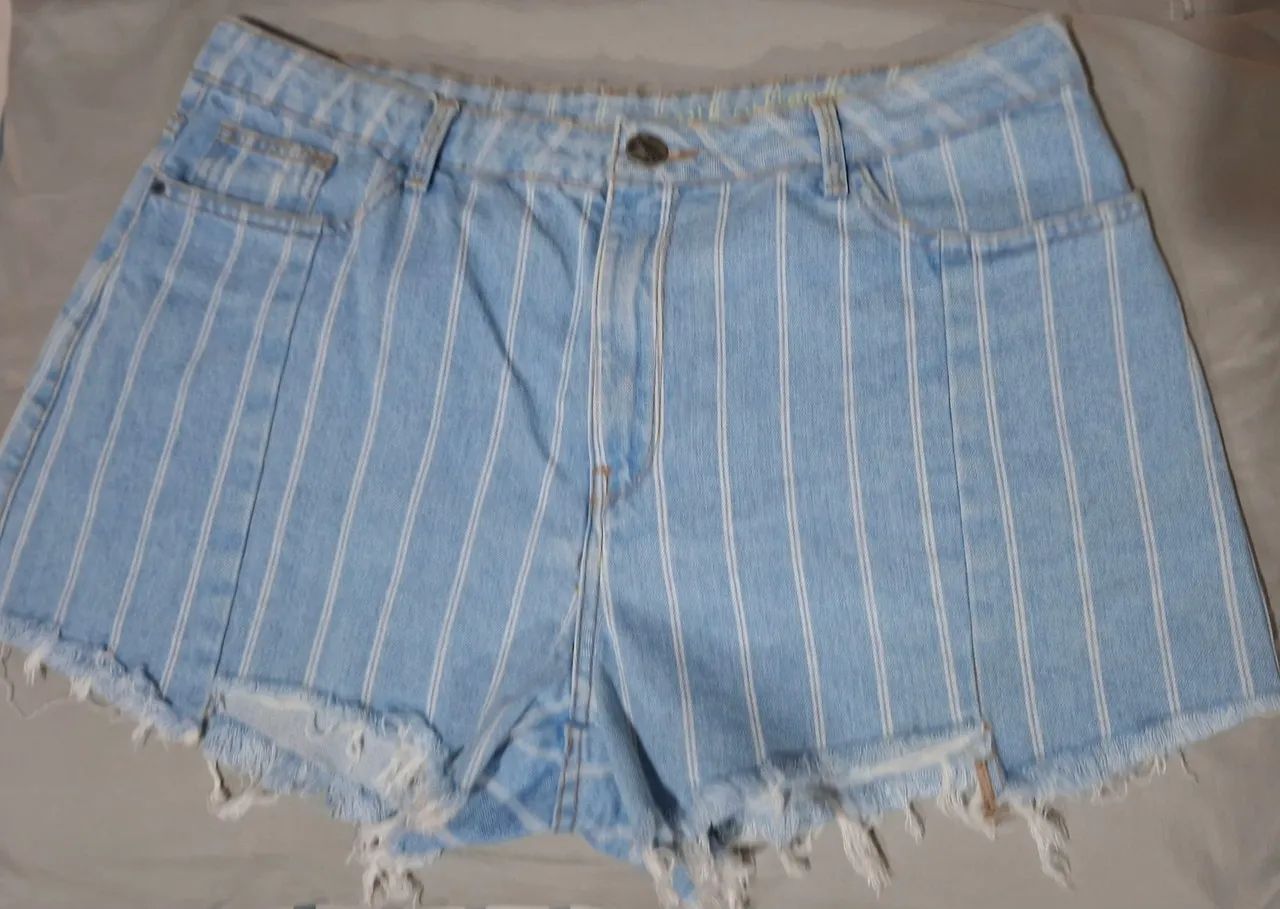 Short jeans risca de giz. 