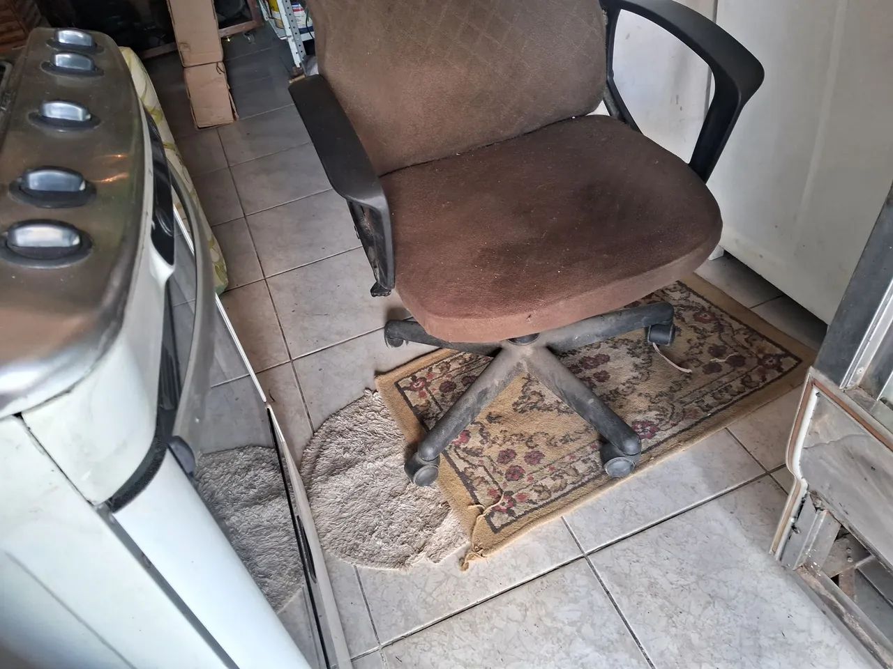 VENDO CADEIRA EXECULTIVA GIRATÓRIA PROFISSIONAL.  - Foto 2