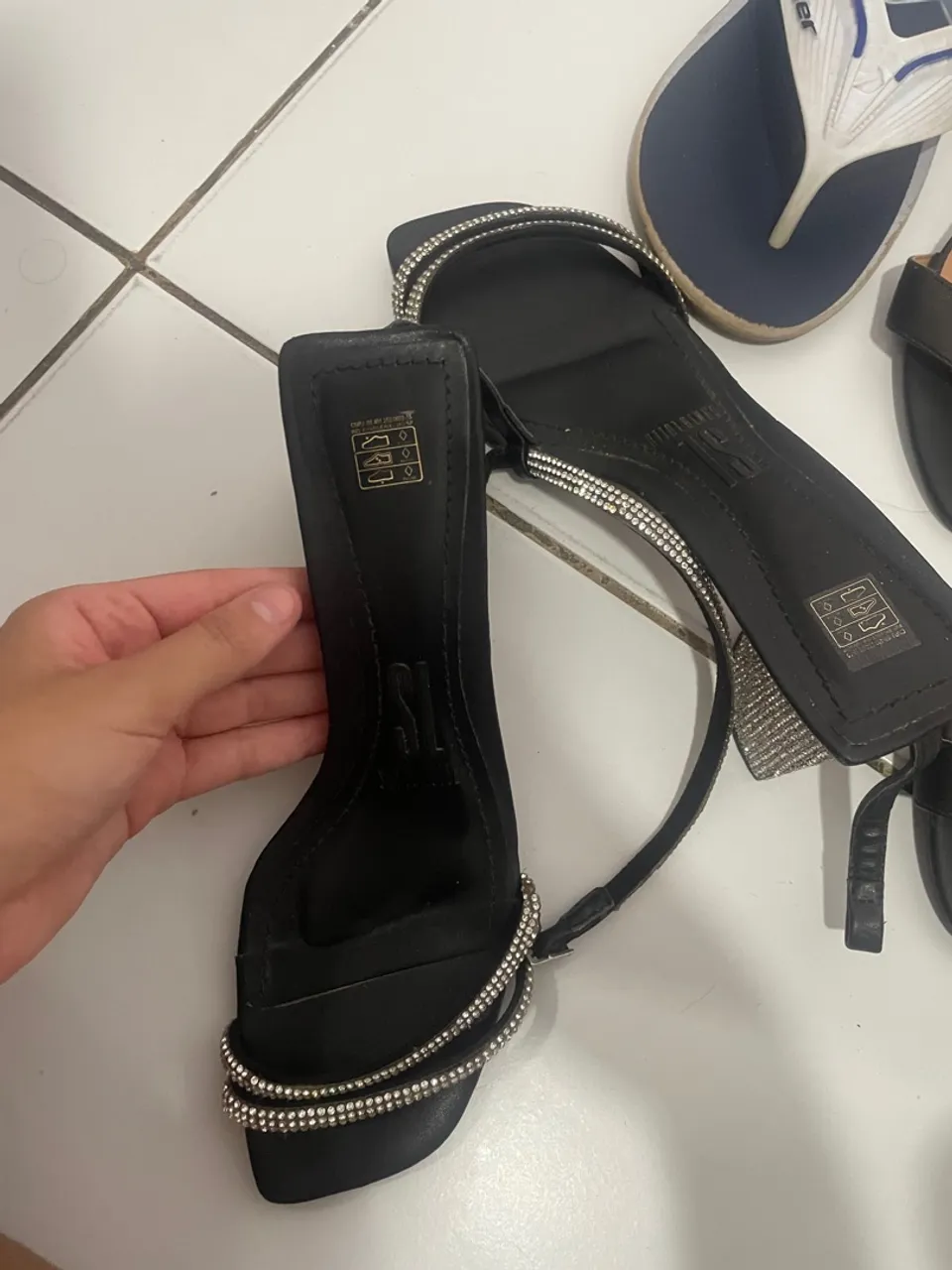 Sandália de salto alto feminina com detalhes em strass