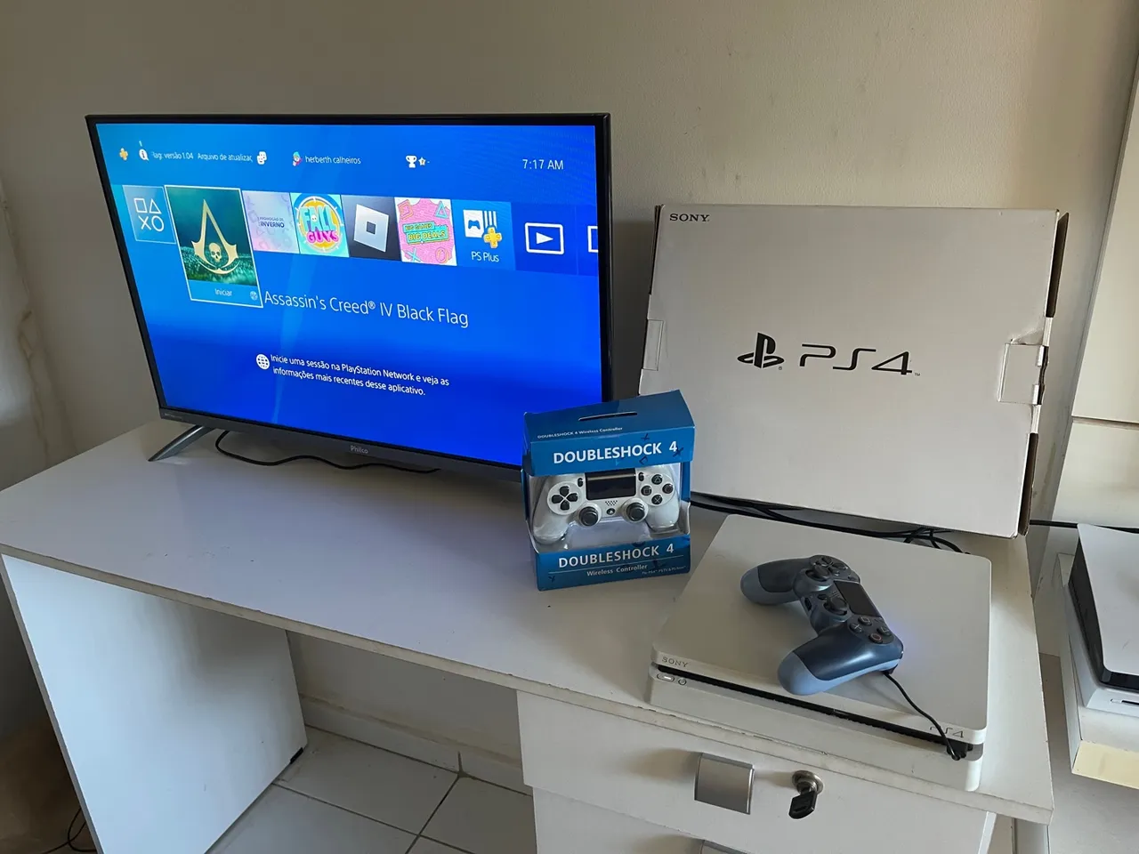 PlayStation 4 Slim COM CAIXA + 3 CONTROLES