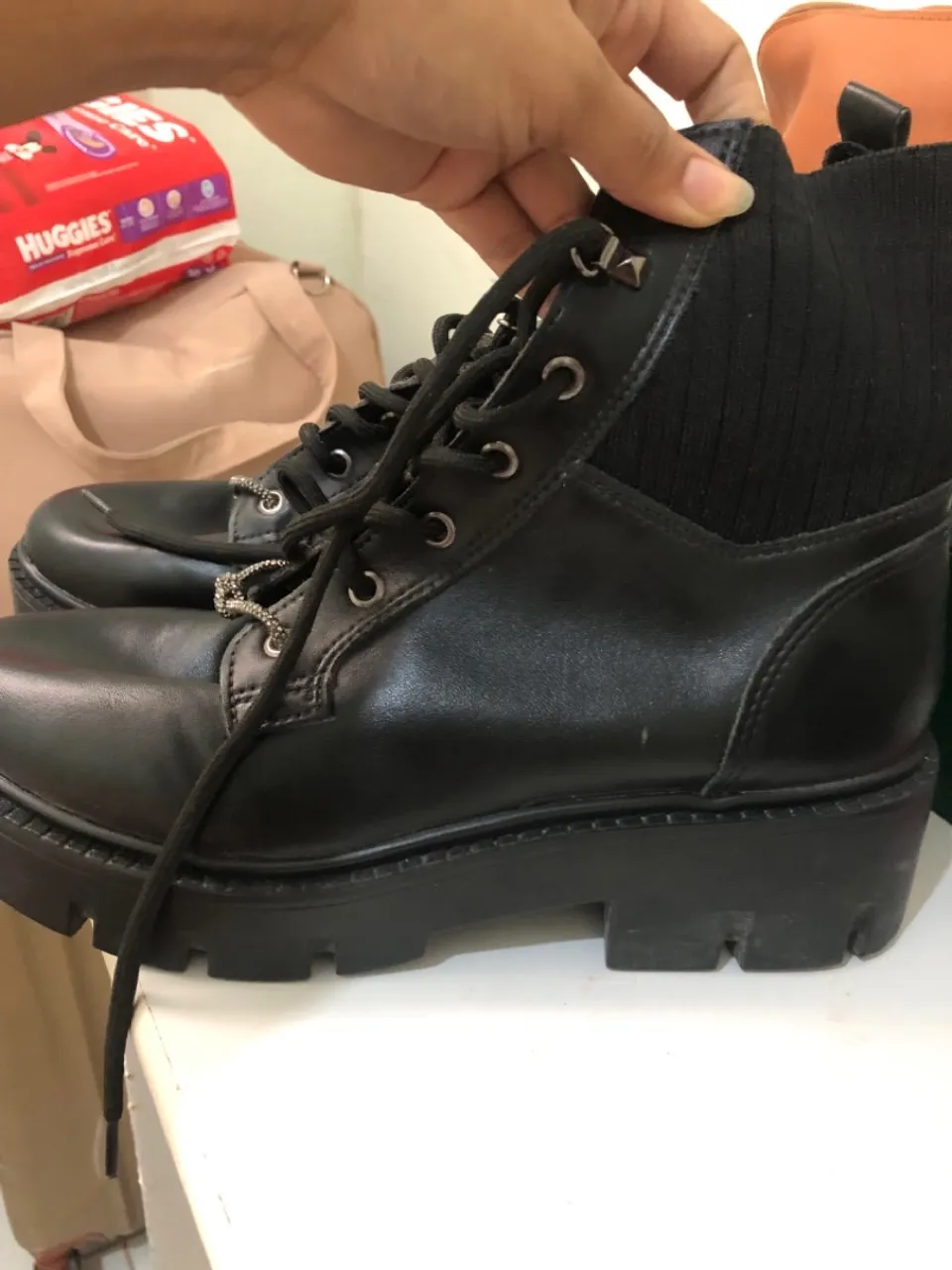 Bota Coturno Preta com Detalhe em Tricot