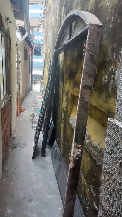 VENDE SE UMA PORTA DE QUATRO BANDAS TODA VAZADA TODA EM MASSARANDUBA COM VIDROS COM ADUELA - Foto 3