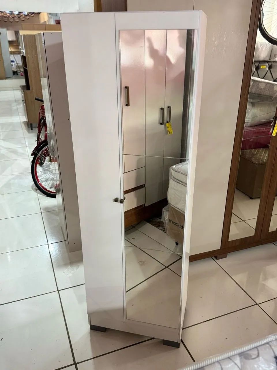 Sapateira com espelho R$649,00