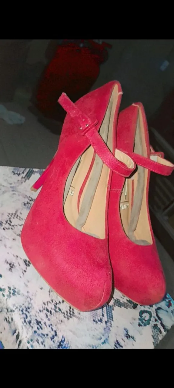 Sapatos de salto rosa escuro