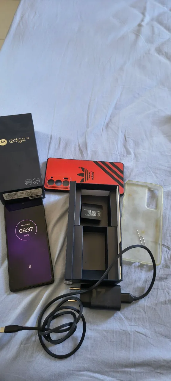 Smartphone moto Edge 20 bom e barato em ótimo estado.
