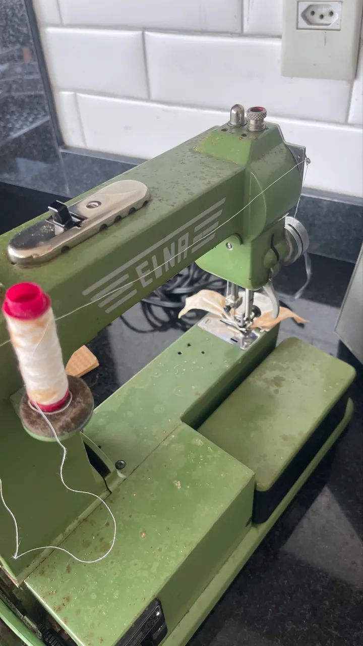 Máquina de costura antiga importada Elna funcionando - Foto 3