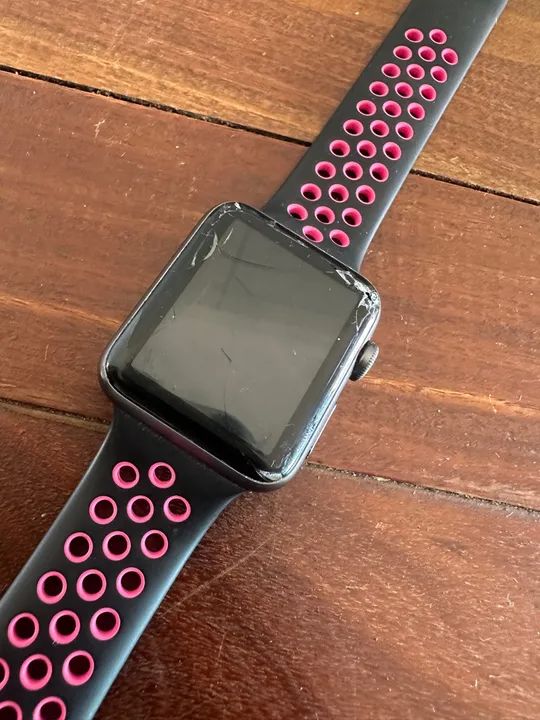 Apple Watch Series 3 com tela quebrada