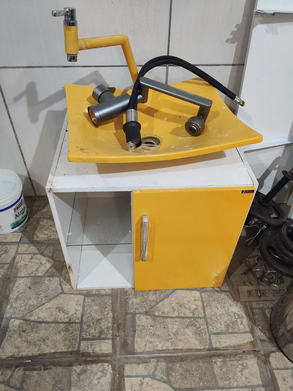 Gabinete com cuba e torneira