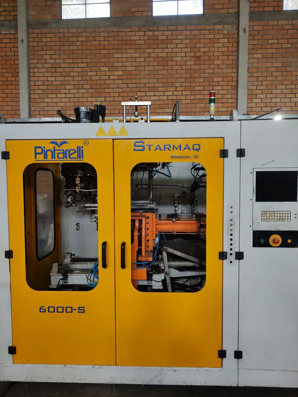 Máquina Sopradora 6000-S para 5 litros acompanha cabeçote simples e molde de 5 litros