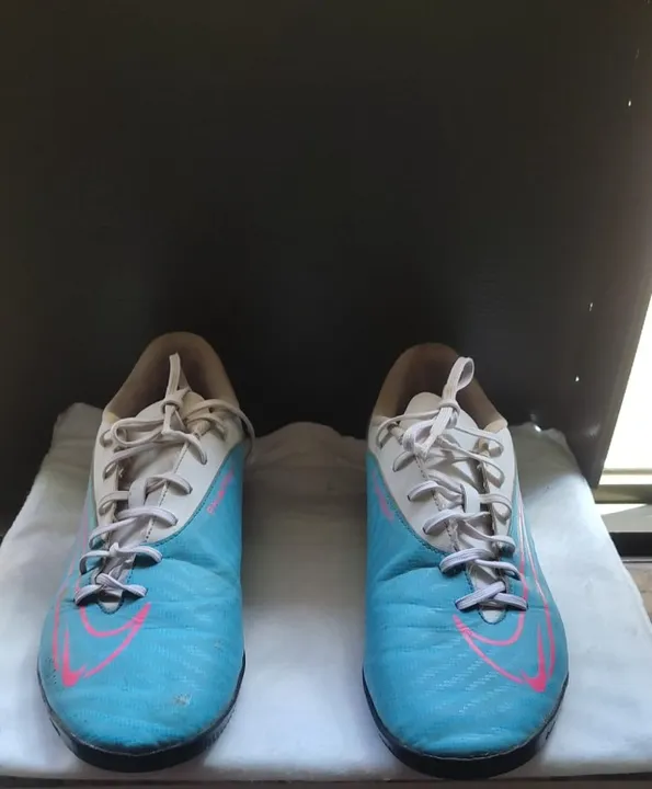 CHUTEIRA NIKE PHANTOM GX AZUL E BRANCA FUTSAL (TAMANHO 43)