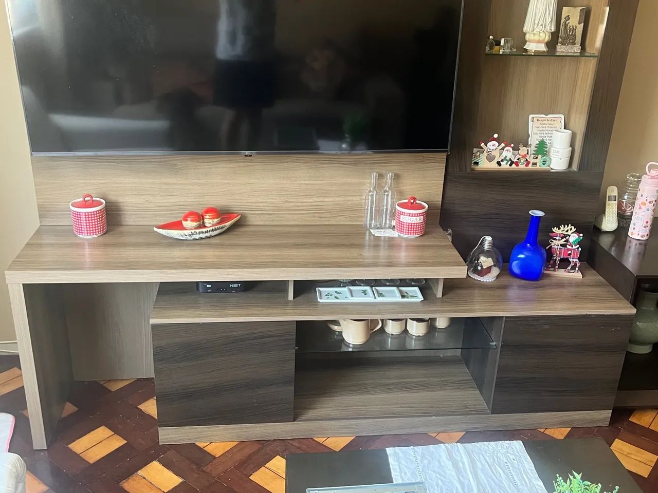 Rack de TV com prateleiras de vidro e Armários. - Foto 2