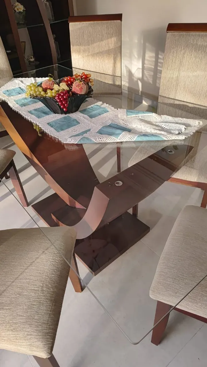 Mesa de jantar com design moderno com 6 lindas cadeiras