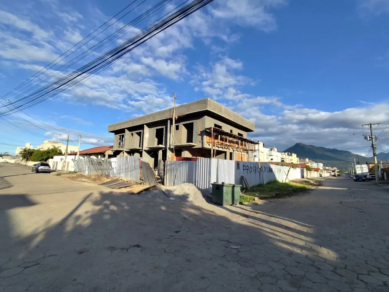 Sobrado para Venda em Palhoça, Pachecos, 2 dormitórios, 2 suítes, 3 banheiros, 1 vaga