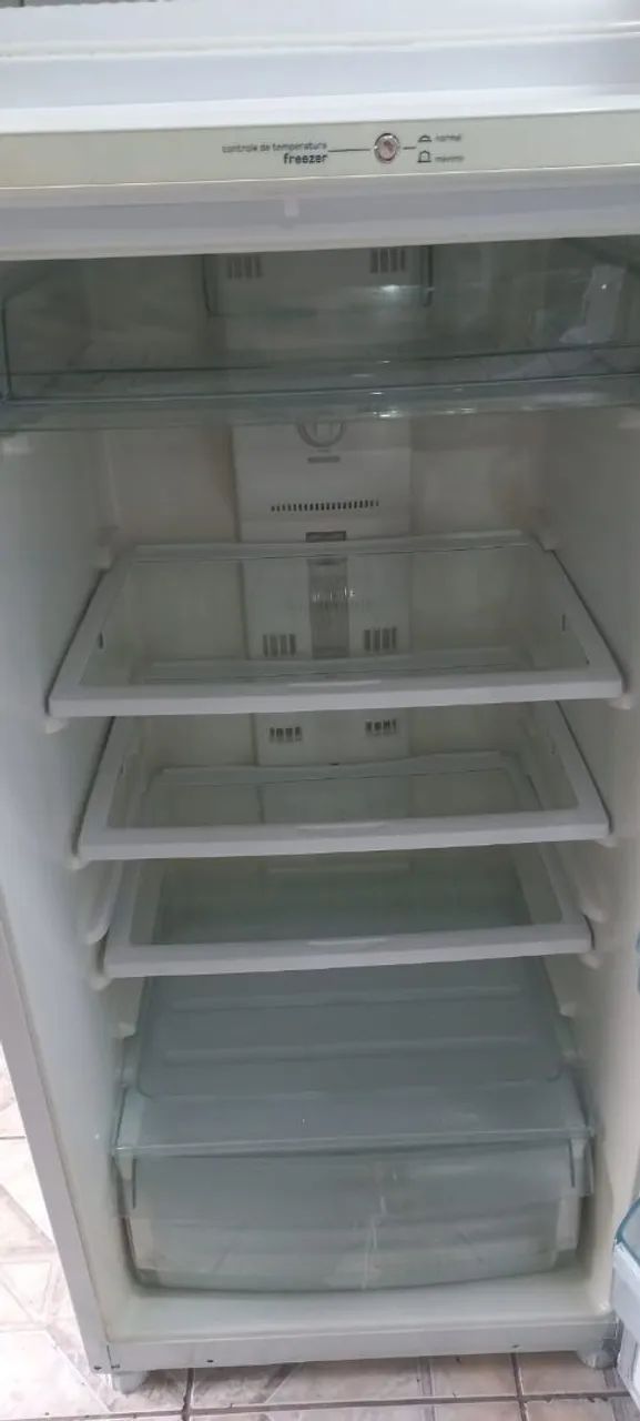 Geladeira Brastemp frosf fee 324 litros 110v em bom estado e com garantia  - Foto 4
