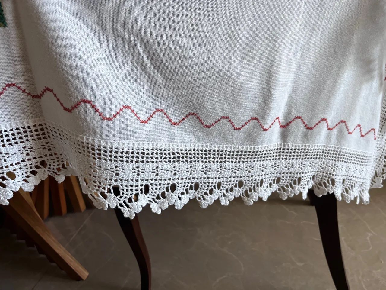 Toalha de Mesa Bordada em Ponto de Cruz e Barra de Crochê trazida de Portugal  - Foto 5