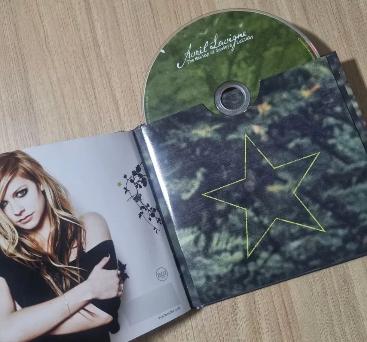 Avril Lavigne - cd + dvd Goodbye Lullaby (Importado) - CDs, DVDs