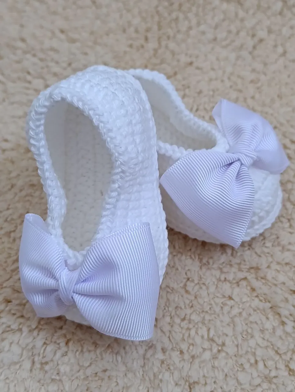 Sapatinhos de crochê com laço para bebê