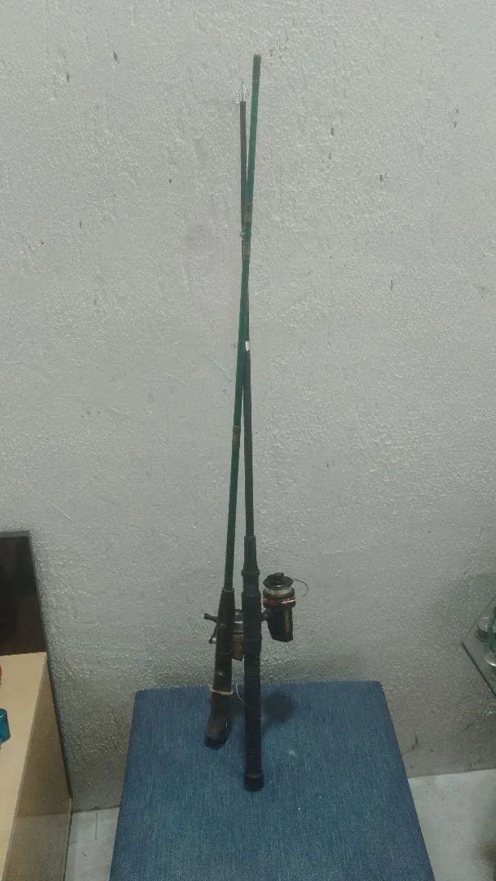 Varas de pescas com molinetes 