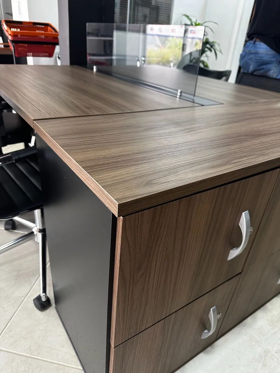 ESTAÇÃO DE TRABALHO 4 lugares NOVA DE FÁBRICA Com armário luxo LOJA IKONMIXOFFICE  - Foto 3