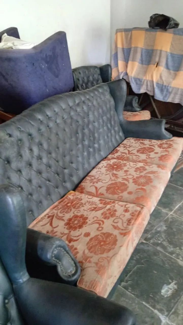 Sofá Clássico com Detalhes em capitone e Assentos Florais