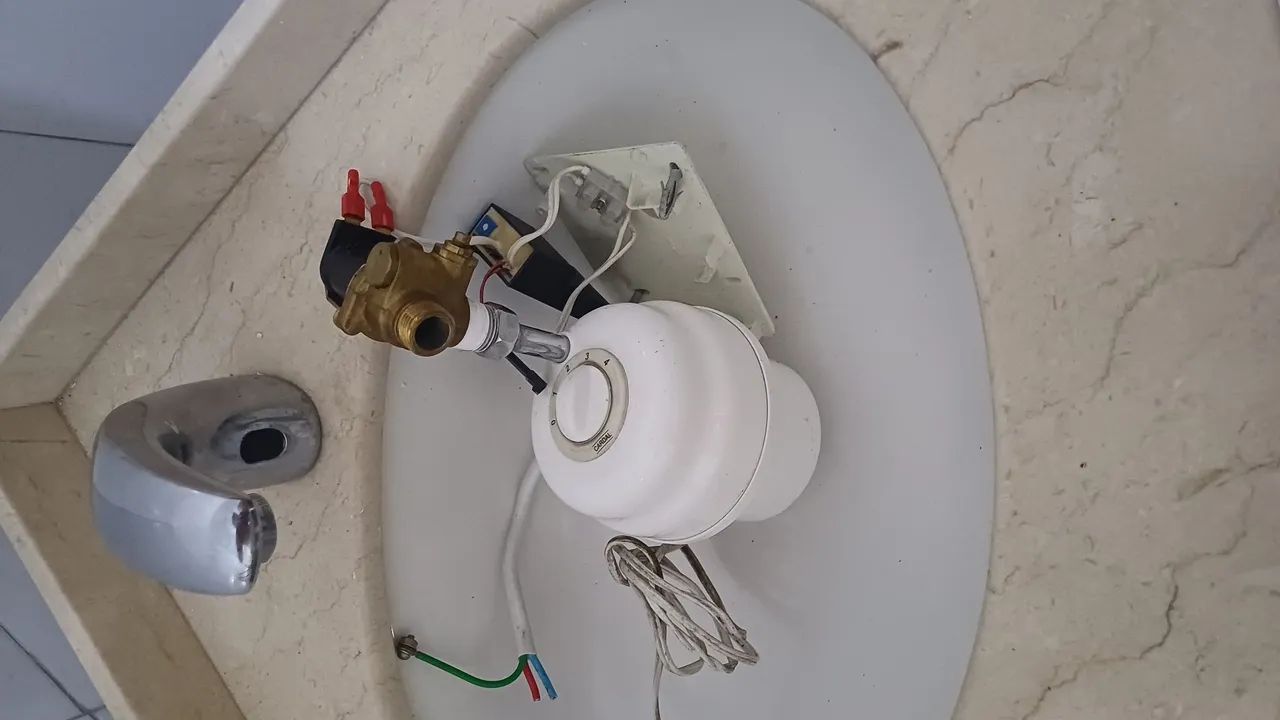 Pia de mármore com Cuba de porcelana e torneira com sensor de água quente  - Foto 4