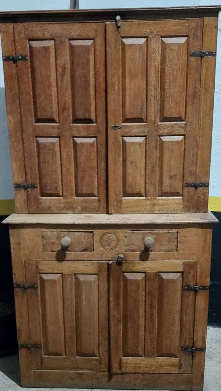 Armário estilo colonial madeira maciça 