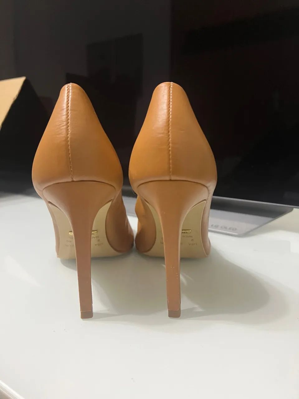 Scarpin de couro caramelo com detalhe em dourado - Foto 5