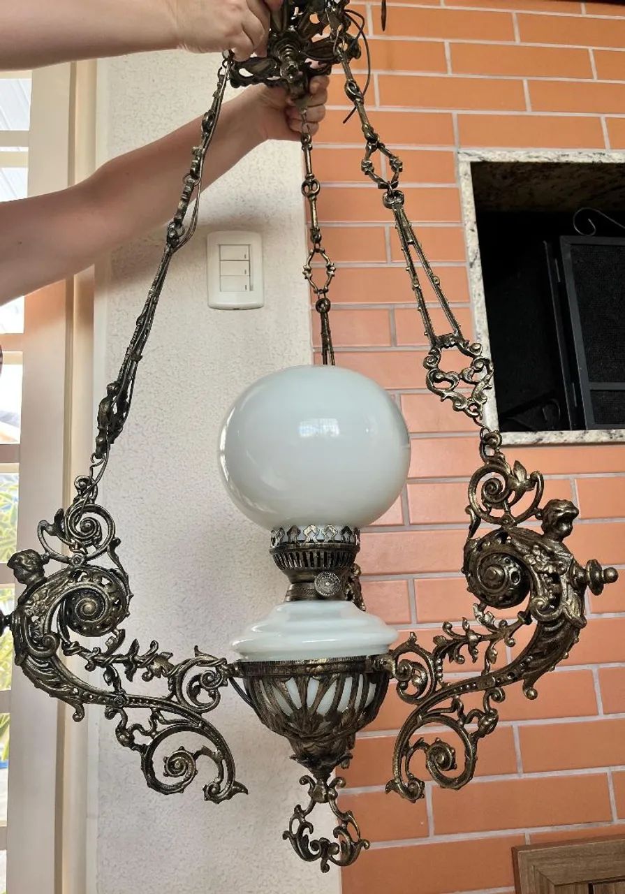 Lustre antigo em alumínio com pintura ouro velho e cúpula em opalina - Foto 4