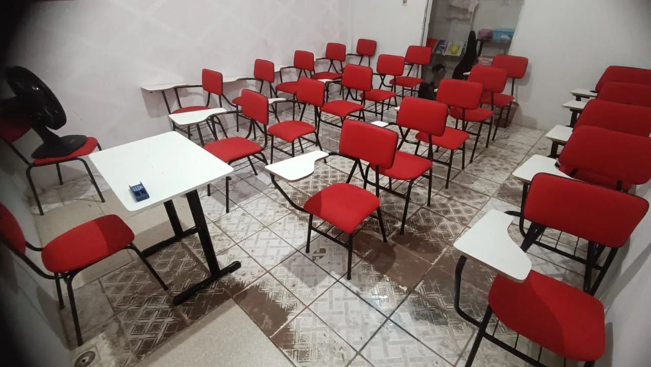 Cadeiras Universitárias estofadas escolar com braço  - Foto 6