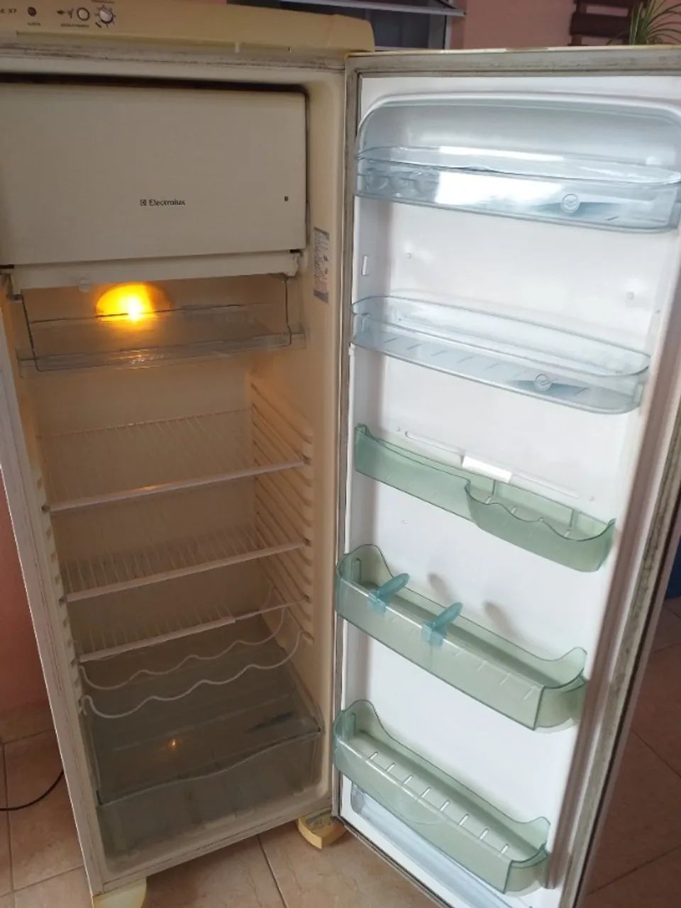 Vendo geladeira Electrolux barato.  - Foto 5