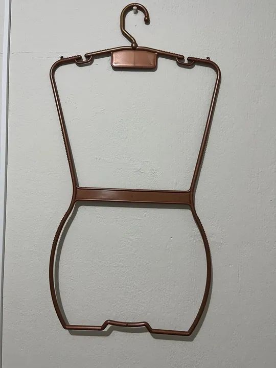 Cabide de plástico para roupas 4reais cada