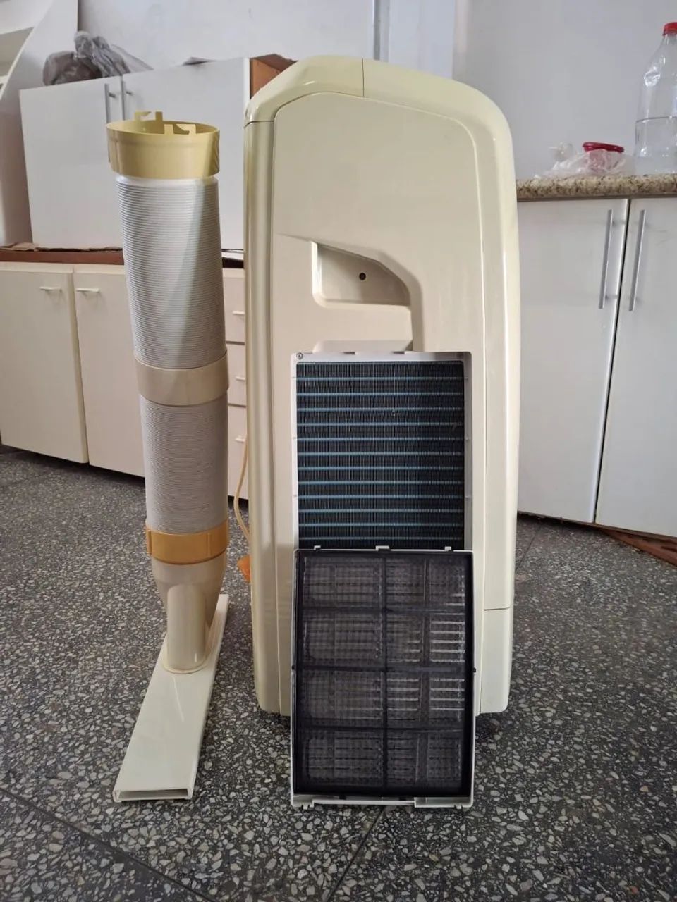 Ar condicionado 12.500 BTUs delonghi PAC we 125 semi novo. - Foto 4
