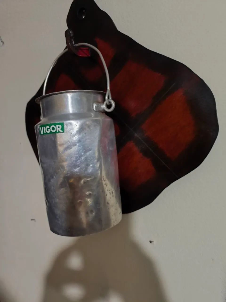 Leiteira antiga em alumínio em placa decorativa. - Foto 4